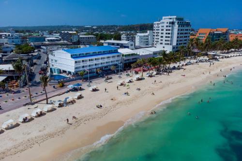 Uma praia perto do hotel