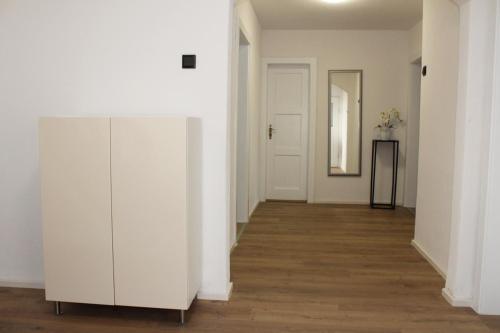 an empty room with a white wall and a door at Haus & Garten bis zu 6 Personen! in Rosenheim