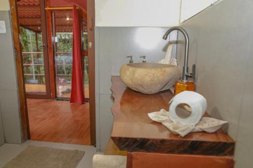 ein Badezimmer mit einem Waschbecken auf der Theke in der Unterkunft GLAMPING MINDO SUYANA in Mindo