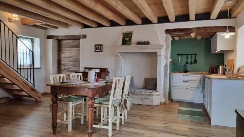 eine Küche und ein Esszimmer mit einem Tisch und Stühlen in der Unterkunft Casa Gildo 1828 in Valdagno