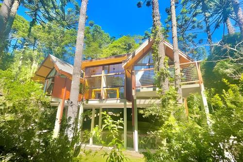 坎普斯杜若爾當的住宿－Cabana Suspensa na Natureza - Região Turística，树林中的一座房子