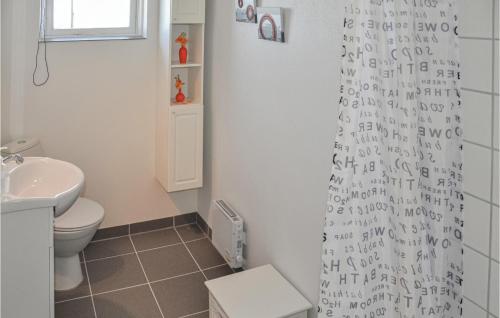 ein Bad mit einem WC und einem Duschvorhang in der Unterkunft Beautiful Home In Nordborg With Kitchen in Torp