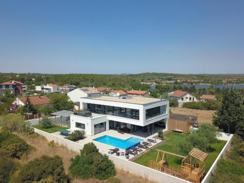 - une vue aérienne sur une maison avec une piscine dans l'établissement Ferienhaus mit Privatpool für 10 Personen ca 308 qm in Banjole, Istrien Istrische Riviera, à Banjole
