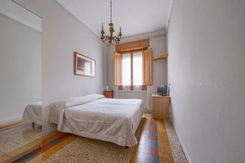 1 dormitorio con cama y ventana en Da Leonardo Apartment, en Florencia