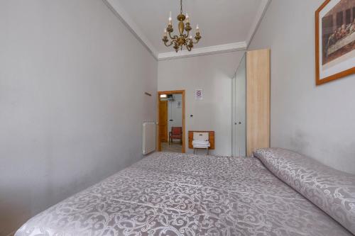 1 dormitorio con 1 cama grande en una habitación en Da Leonardo Apartment, en Florencia