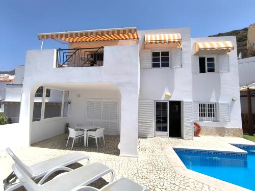 Bazén v ubytovaní BEAUTIFUL VILLA - 4 bedrooms, heated pool, fibre net, 2 priv car park places, tv channels alebo v jeho blízkosti