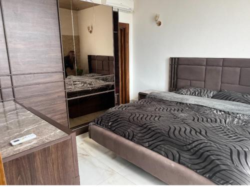 安曼的住宿－1BR-Deir Gbar rooftop，一间卧室配有一张大床和镜子
