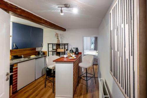 a kitchen with a small island in a room at Himmlische Altstadt-Maisonette in Marburg an der Lahn
