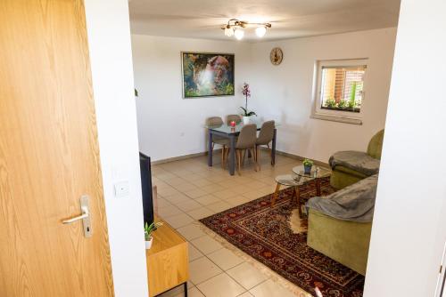 sala de estar con sofá y mesa en APARTMA ENI, en Moravske Toplice