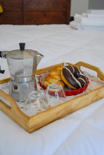 un vassoio di pasticcini e un frullatore su un tavolo di B&B Da Nonna Marisa a Caserta