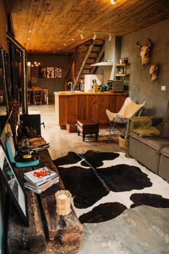 Χώρος καθιστικού στο Into The Wild Cabin