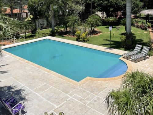 duży basen z niebieską wodą w obiekcie Cozy & Relaxing Resort Oasis ~ Sports Field ~ Pool w mieście Luque