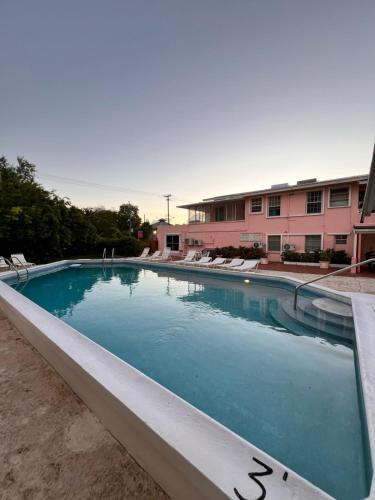 Бассейн в The Monteray Hotel или поблизости