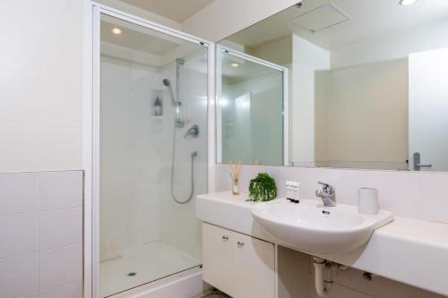 Ванная комната в Stunning Three Bedroom Home Near Sky Tower