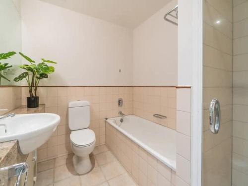 オークランドにあるSpacious 1BR Apt Parking, Gym ,Pool by Zodiak Staysの浴槽、トイレ、洗面台を備えたバスルーム