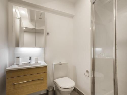 Koupelna v ubytování Condo in Queen St CBD w Pool and Gym Zodiak Stays