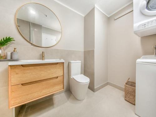 y baño con lavabo, aseo y espejo. en Charming 1 Bedroom Apartment in Auckland, en Auckland