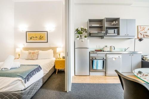 Ce petit appartement comprend un lit et une cuisine. dans l'établissement Open-plan living in the heart of Auckland, à Auckland