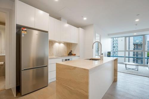 Dapur atau dapur kecil di Modern Bright Central Apartment by Zodiak Stays