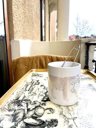 une tasse de café avec une cuillère à la table dans l'établissement COCON ART DECO - ARCACHON CENTRE & PLAGE - L'Europe, à Arcachon