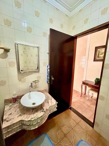 a bathroom with a sink and a mirror at Casa em Limeira à 1,7km da Unicamp in Limeira