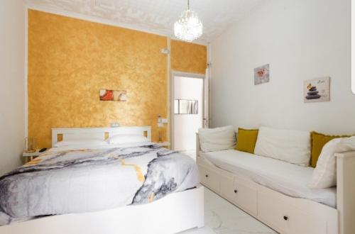 - une chambre blanche avec un lit et un canapé dans l'établissement Home.sweet.Rome, à Rome