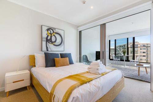 A bed or beds in a room at Auckland CBD 1BR Urban Getaway