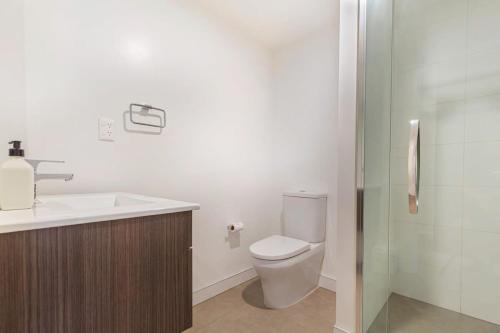 A bathroom at Auckland CBD 1BR Urban Getaway