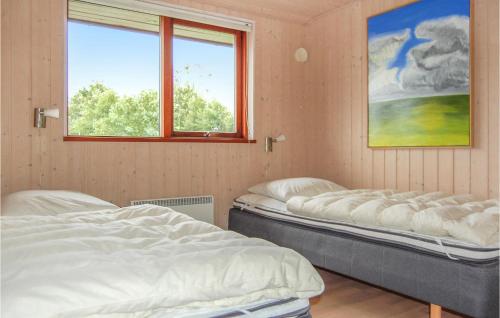 2 camas en una habitación con 2 ventanas en 3 Bedroom Beautiful Home In Nordborg en Nordborg
