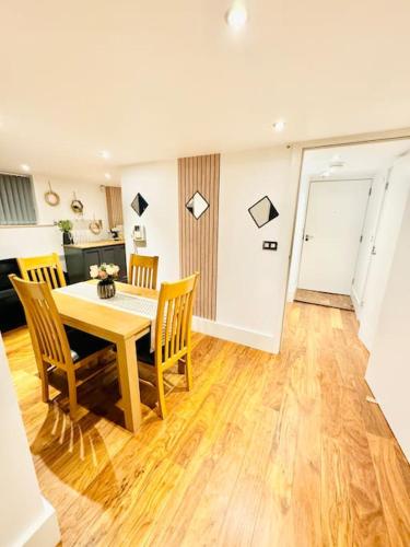 a dining room with a table and chairs at Exclusive City Apartment - Very Spacious in Sheffield
