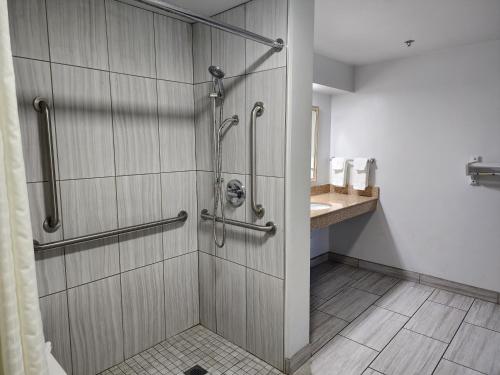 y baño con ducha y lavamanos. en Motel 6 Barstow, CA I15 and Lenwood Road, en Barstow