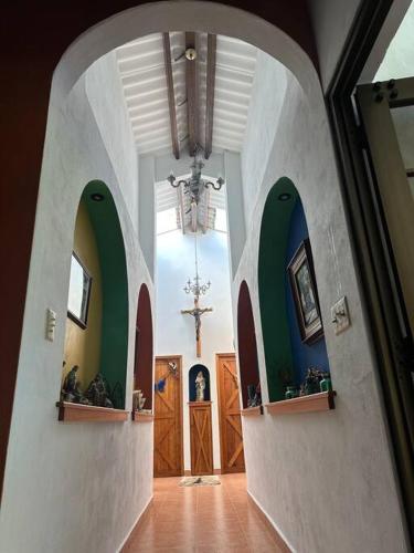 an archway in a church with a cross in the background at Quinta Las Victorias in Valle de Anton