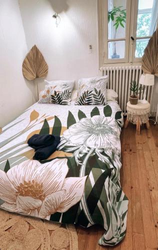 une chambre avec un lit avec une couette dessus dans l'établissement Maison avec jardin, à Carcassonne