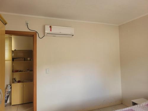 Cette chambre dispose de la climatisation murale. dans l'établissement 1 dorm privativo casal, à Santa Rosa