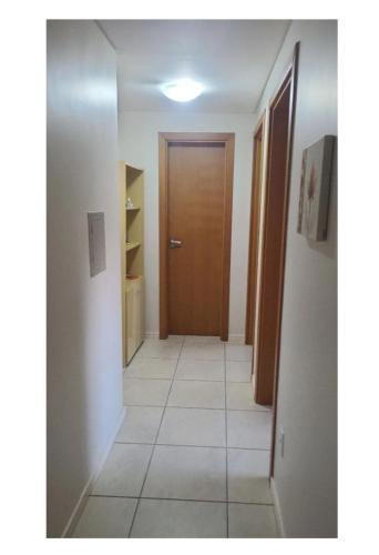 - un couloir avec une porte et du carrelage dans l'établissement 1 dorm privativo casal, à Santa Rosa