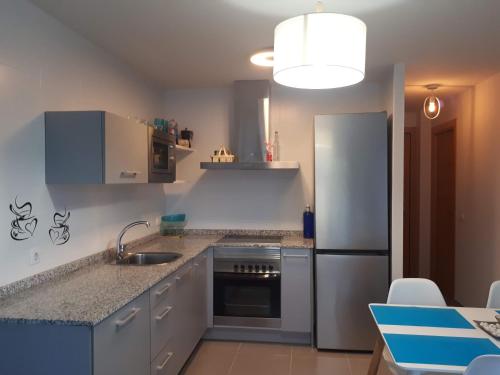 eine Küche mit einer Spüle und einem Kühlschrank in der Unterkunft almenara playa casablanca in Barrio-Mar