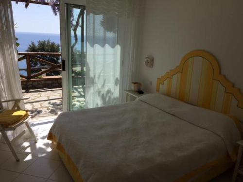 um quarto com uma cama e vista para o oceano em O’Sole em Capri