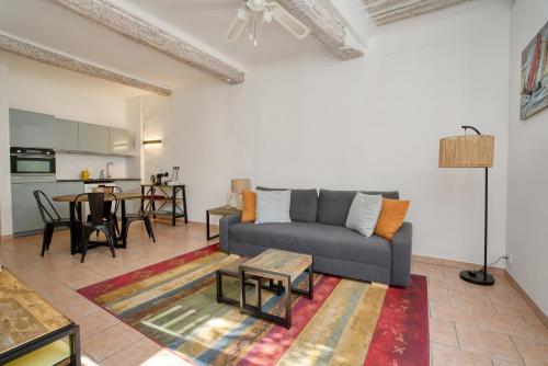 un salon avec un canapé et une table dans l'établissement L'atelier du Portail 9, à Saint-Tropez