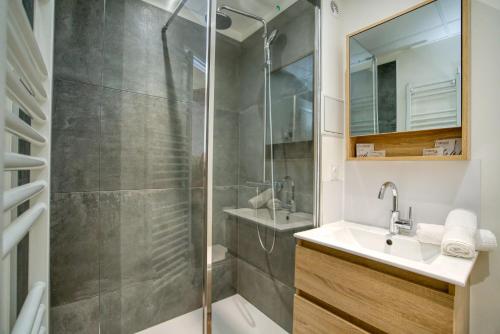 une salle de bain avec douche et lavabo dans l'établissement L'atelier du Portail 9, à Saint-Tropez