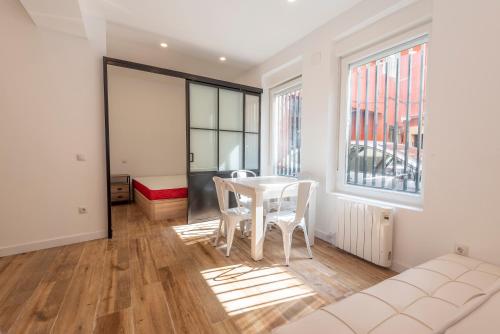 a living room with a white table and chairs at Villaverde 2 -apart in Madrid