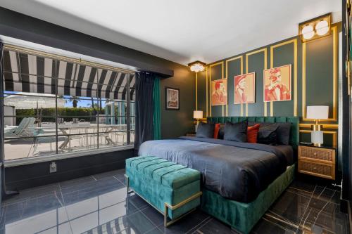 The Velvet Rope PS في بالم سبرينغز: غرفة نوم بسرير كبير وبلكونة