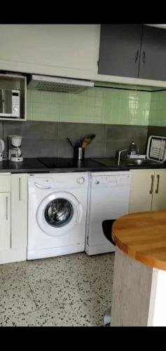 - un lave-linge dans la cuisine équipée d'un évier dans l'établissement Chez Nissa, à Banyuls-sur-Mer