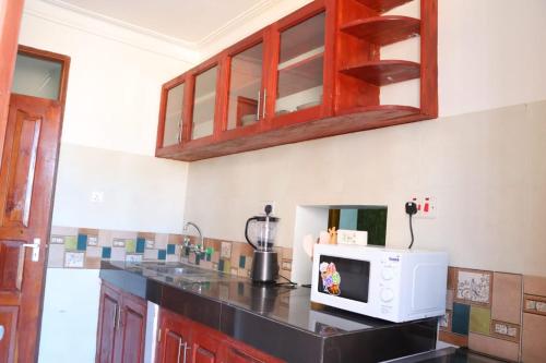 een keuken met een aanrecht met een magnetron bij Tollo 1br Utange Bamburi in Mombasa