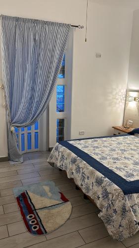 a bedroom with a bed with a curtain and a rug at Lilli's House in Gallipoli