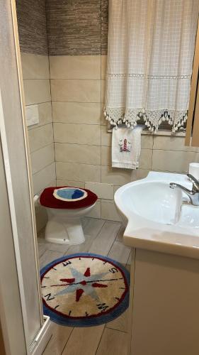 a small bathroom with a toilet and a sink at Lilli's House in Gallipoli