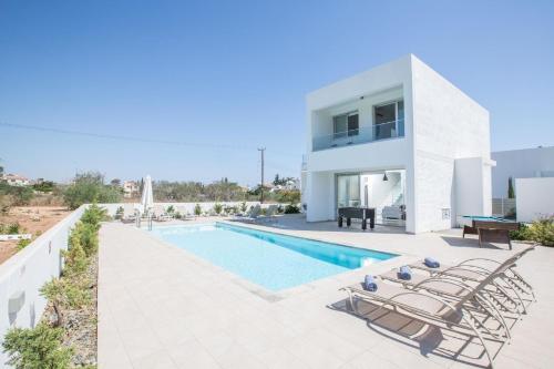 eine Villa mit einem Pool und einem Haus in der Unterkunft Ferienhaus für 10 Personen in Protaras, Südküste von Zypern - b59033 in Protaras