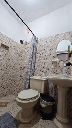 uma casa de banho com um WC e um lavatório em Casa Coral em Bacalar