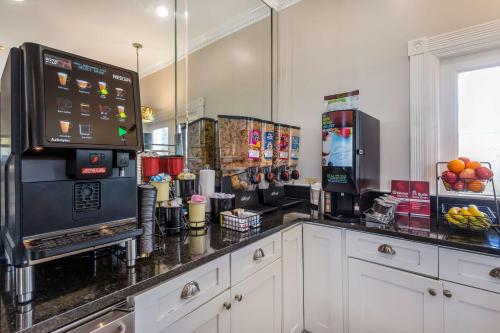 Dapur atau dapur kecil di Best Western PLUS Santee Inn