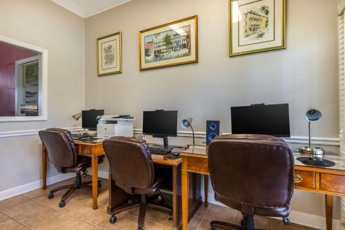 Televisyen dan/atau pusat hiburan di Best Western PLUS Santee Inn