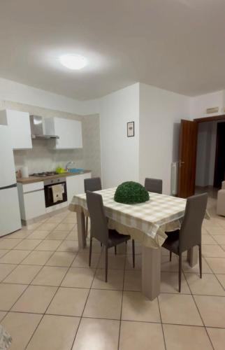 a kitchen and dining room with a table and chairs at KikaHome in Boscotrecase